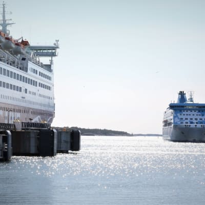 Sverigebåtar vid Mariehamns hamn i april 2021.