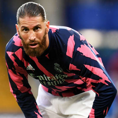 Sergio Ramos värmer upp.