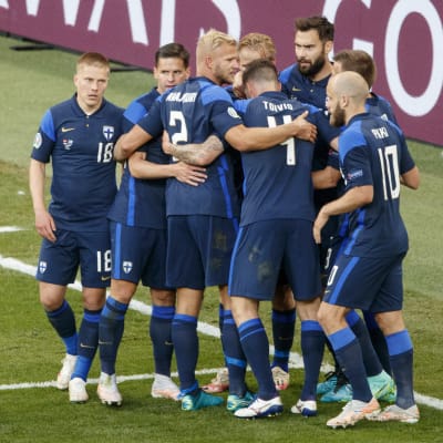 Finland firar mål mot Danmark i EM 2021.