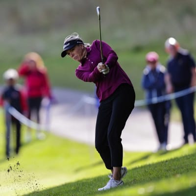Ursula Wikström lyö golfpalloa.