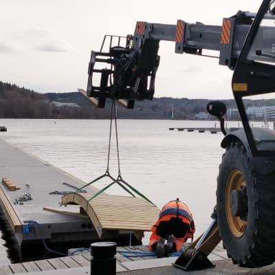 Laiturin osaa kiinnitetään paikoilleen Jyväskylän Lutakon satamassa.
