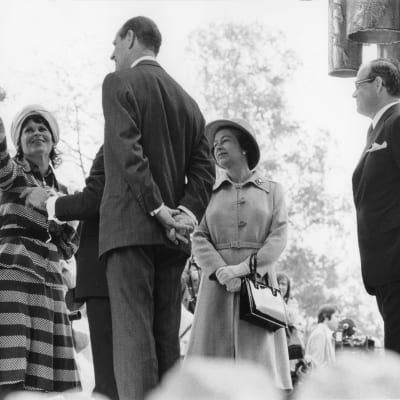 Storbritanniens drottning Elizabeth 2 och Prins Philip besöker Finland och beundrar Finlandiamonumentet år 1979. 