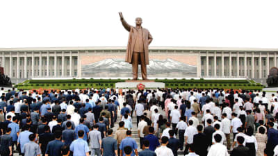 Nordkoreaner lägger blommor vid Kim Il-Sungs staty i Pyongyan 2010.