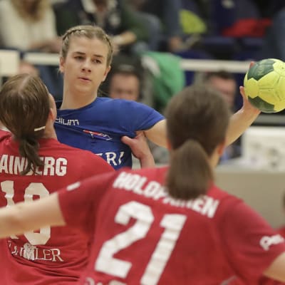HIFK:s Linda Cainberg försöker stoppa Dickens Tove Salokivi i handbollsfinalerna våren 2018.