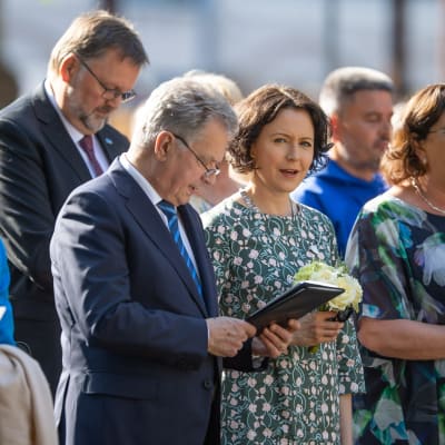 Kaarle XVI Kustaa, Kuningatar Silvia, Sauli Niinistö ja Jenni Haukio seisovat väkijoukossa eturivissä.