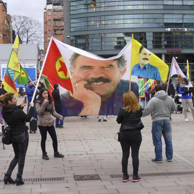 Kurdien mielenosoitus Narinkkatorilla Helsingissä tiistaina 17. lokakuuta 2017.