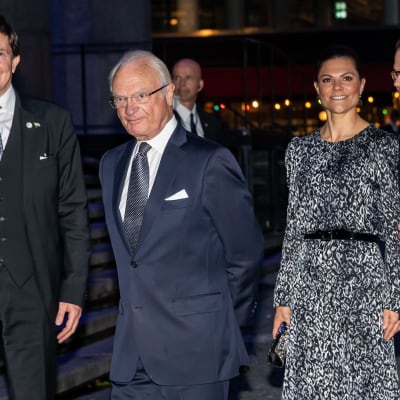 Kung Carl XVI Gustaf tillsammans med kronprinsessan Victoria och prins Daniel.