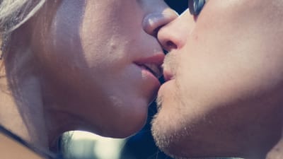 Naisen ja miehen huulet kohtaavat