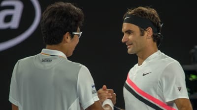 Roger Federer och Chung Hyeon tackar varandra efter matchen.