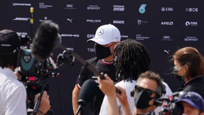 Valtteri Bottas intervjuas av media.