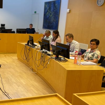 Lapin käräjäoikeuden istunnossa on kaksi vastaajaa, syyttäjä, Rovaniemen kaupungin edustaja sekä käräjäoikeuden edustajat.