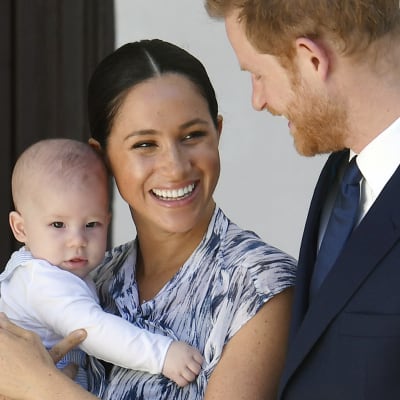 Archie Meghanin sylissä. Vierellä Harry.