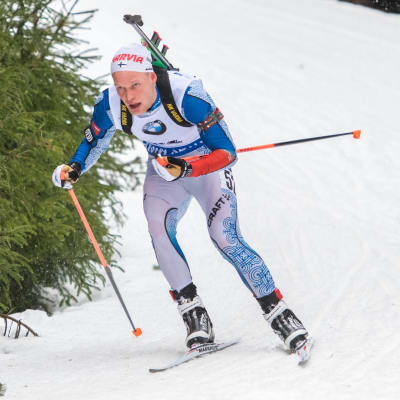 Tuomas Grönman åker i en nedförsbacke