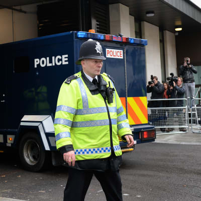 En av mordåtalade anländer till domstolen i London.