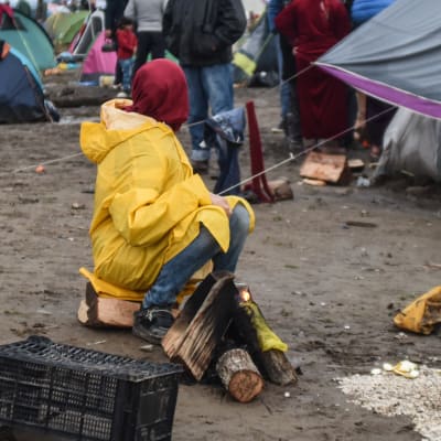 Flyktingar i ett flyktingläger i Eidoméni i Grekland.