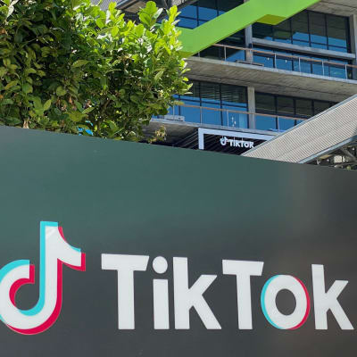 Videoappen Tiktoks logo fotograferad utanför företagets kontor i Los Angeles. 