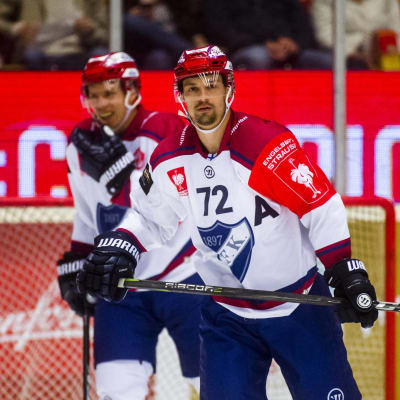 Patrik Carlsson på isen i HIFK:s tröja.