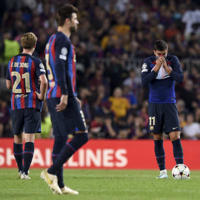 Barcelonan pelaajat pettyneinä Inter-kotitasapelin jälkeen Mestarien liigassa 12.10.2022.
