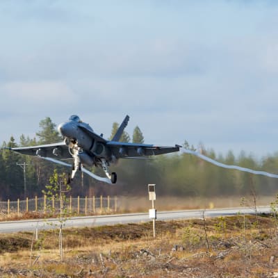 Lapin lennoston F/A-18 Hornet nousee ilmaan Norvajärven varalaskupaikalta