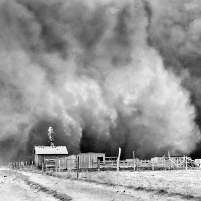 Pölymyrsky lähestyy maataloa Oklahomassa lähellä Boise Cityä 14.4.1935.