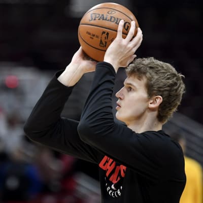 Lauri Markkanen skjuter.