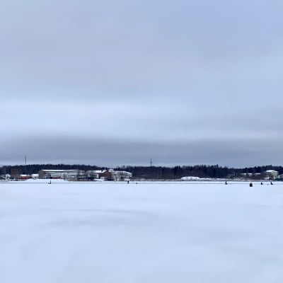Pilkkijät kalastavat lähellä avomerta Vaasan kaupunginselällä.