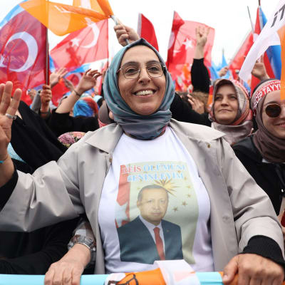 Kvinnor i slöja uttrycker sitt stöd för president Erdogan vid ett valmöte. 
