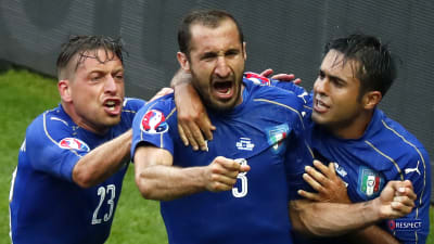 Giorgio Chiellini firar sitt mål i matchen mot Spanien.