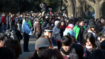 Den 27 februari 2004 väntade tusentals japaner utanför en domstol i Tokyo på att få delta i ett lotteri där man lottade ut åskådarplatser till rättegången mot Shoko Asahara. 