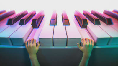 pienet kädet soittaa isoa pianoa