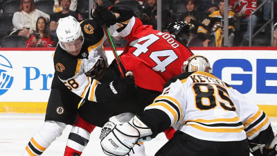 Urho Vaakanainen försöker trycka bort Miles Wood framför Bostonmålet.