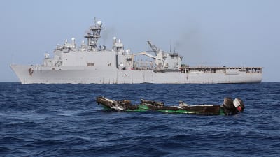 Sjörövare i Somalia använder oftast små, snabba  båtar med utombordsmotor för att angripa handelsskepp i Adenviken. Den här utbrända sjörövarbåten förstördes av det amerikanska fartyget USS Ashland
