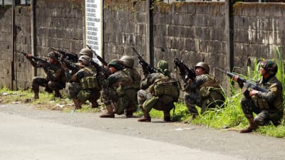 Militär i Marawi kämpar mot extremister.