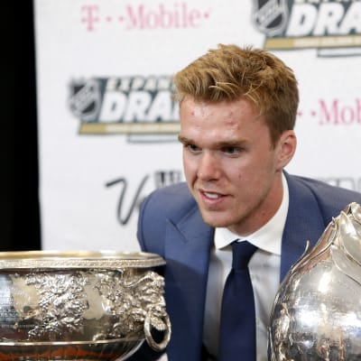 Connor McDavid under NHL:s prisgala.