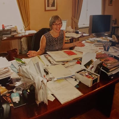 Lehdistöpäällikkönä presidentin kansliassa toiminut Maria Romantschuk työpöytänsä ääressä.