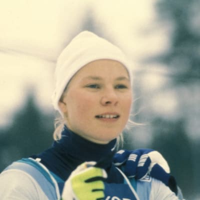 Maastohiihtäjä Marjo Matikainen seisoo ulkona.
