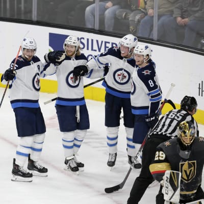 Patrik Laine gratuleras av tre lagkompisar i Winnipeg Jets efter att ha gjort mål i NHL.