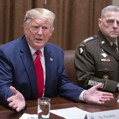 Donald Trump svarade på journalisters frågor efter en träff med ledande militärer i Vita huset på måndagen. 