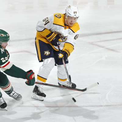 Minnesotan Ryan Suter ja Nashville Mikael Granlund taistelevat kiekosta.