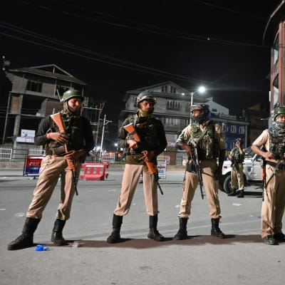 Indiska soldater vid en vägspärr i Kashmirs huvudstad Srinagar
