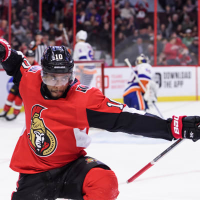 Anthony Duclair tuulettaa maalia Ottawan pelipaidassa.