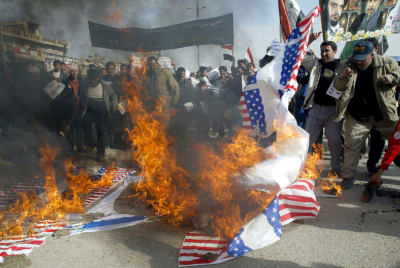 Demonstranterna protesterar mot USA:s president George W. Bushs besök i Irak.  