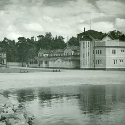 En svat vit bild av Casino i Hangö till vänster och badhuset till höger. Badhuset förstördes i andra världskriget.