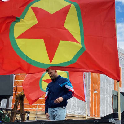 PKK-flaggor och andra flaggor på en demonstration utomhus.