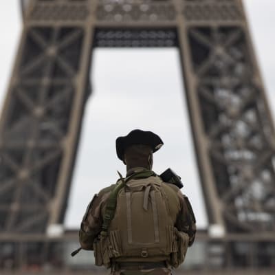 Sotilas vartioi Trocaderon aukiota lähellä kuuluisaa Eiffelin tornia Pariisissa 30. lokakuuta 2020. Ranskassa kiristettiin terrorivalmiutta Nizzan eilisen terrori-iskun jälkeen.
