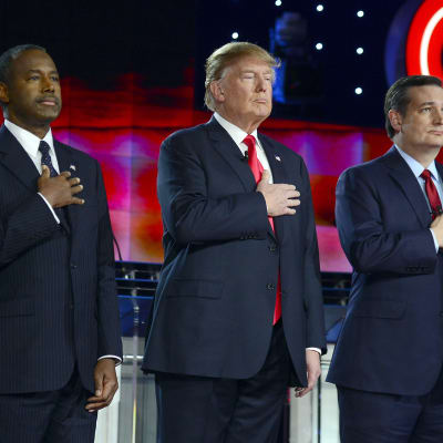 Ben Carson, Donald Trump och Ted Cruz vid presidentkandidaternas TV-debatt 16.12.2015
