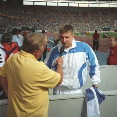 Yleisurheilun MM-kisat 1999 Sevillassa. Yleisradion toimittaja Bror-Erik Wallenius haastattelee keihäänheittäjä Aki Parviaista stadionilla.