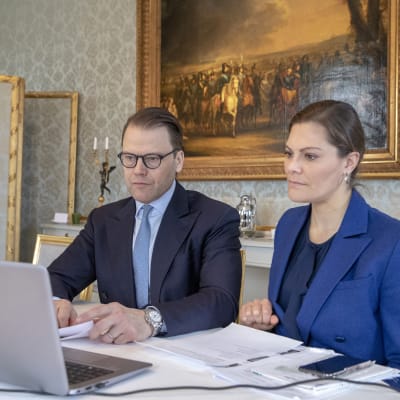 Kronprinsessan och Prins Daniel deltar i ett videosamtal via laptop. 