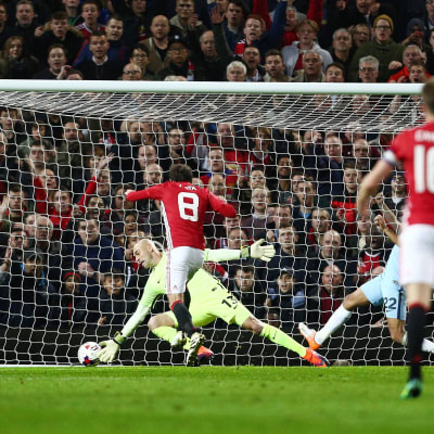 Manchester Uniteds Juan Mata sköt segermålet mot lokalkonurrenten United.