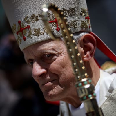 Kardinal Donald Wuerl väntar på att en gudstjänst ska inledas i Washington i april 2018.